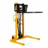 Gerbeur Manuel encadrant 1600mm fourches en position haute
