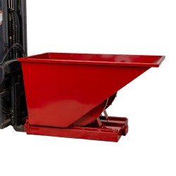Vue de 3/4 de la benne basculante rouge 600 litres avec chariot élévateur
