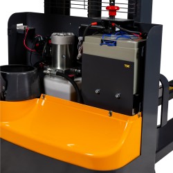 Zoom sur l'intérieur du moteur du gerbeur électrique levée 3500mm fourches 1550 mm