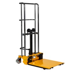 Vue de 3/4 arrière du mini gerbeur levée 1300 mm avec plateforme basse