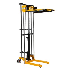 Mini gerbeur 1700 mm avec plateforme position haute vue de 3/4 arrière