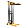 Mini gerbeur 1700 mm avec plateforme position haute vue de 3/4 arrière