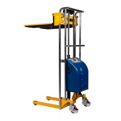Vue de 3/4 avant du mini gerbeur semi-électrique 1500mm avec plateforme position haute
